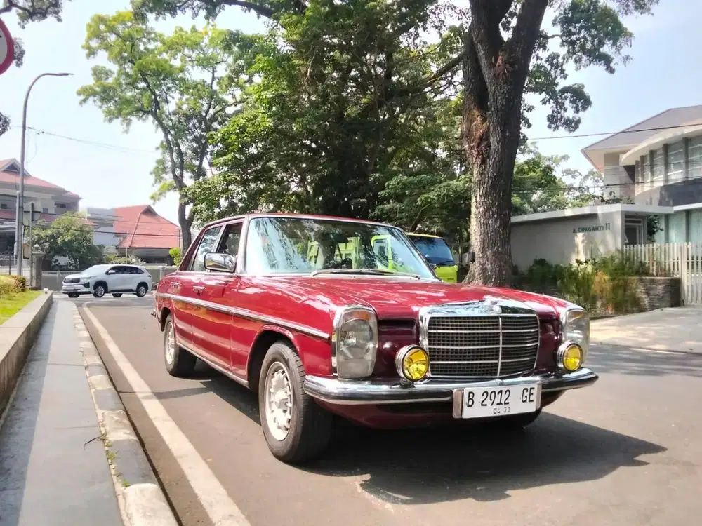 Mercedes Benz 200 W115 1976 Red on Brown Full paper 1975 mercy 1977 bu