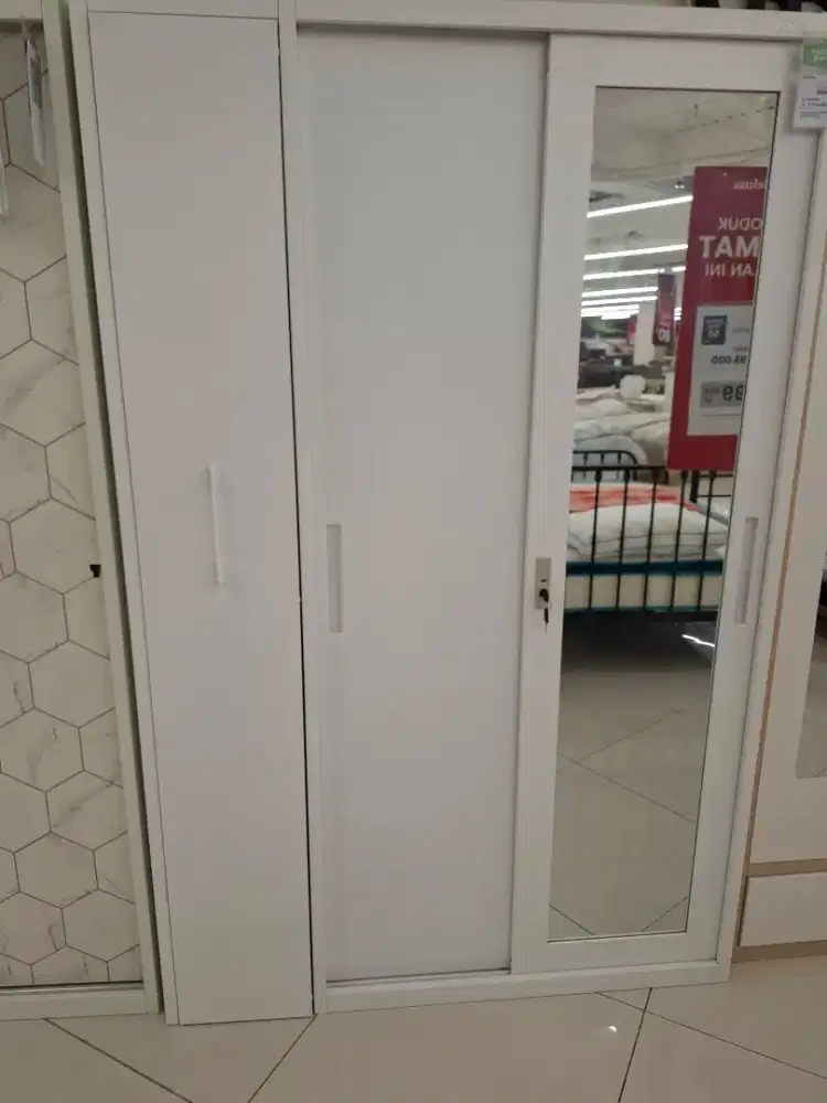Lemari Baju 3 Pintu Besi Putih Wilza