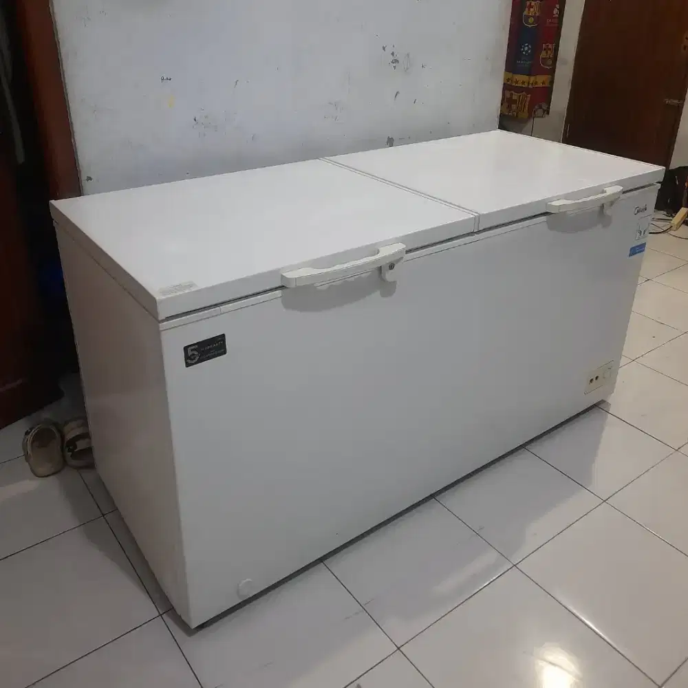 Freezer Box . Merek MIDEA . Kapasitas 600 Liter . Second . Normal .