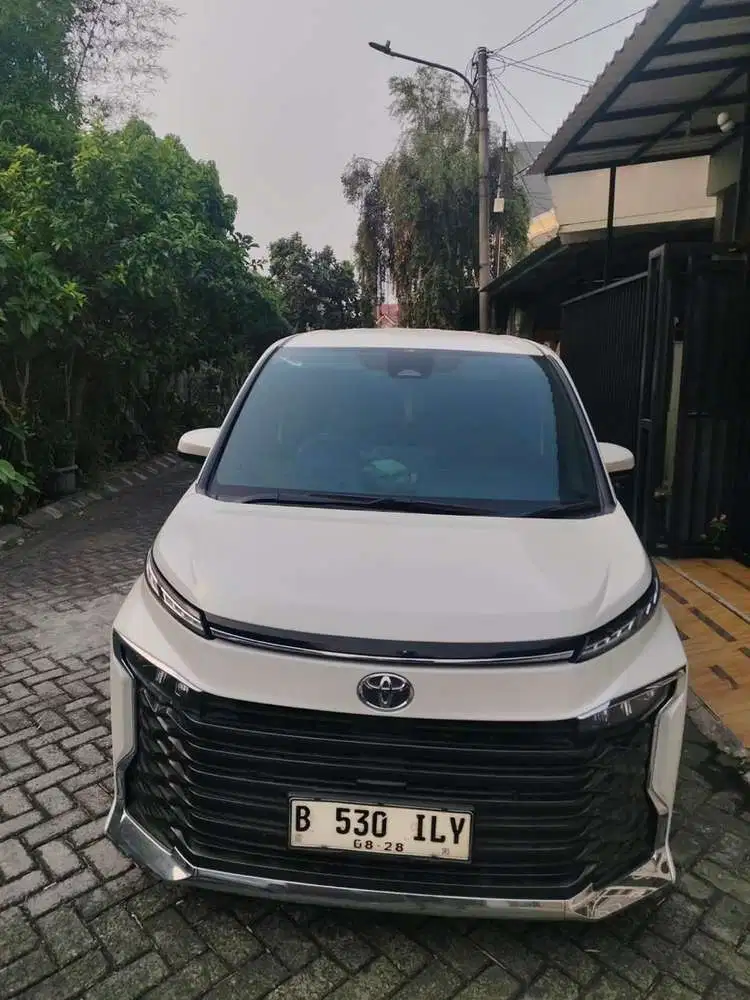 Toyota Voxy 2023 Bensin
