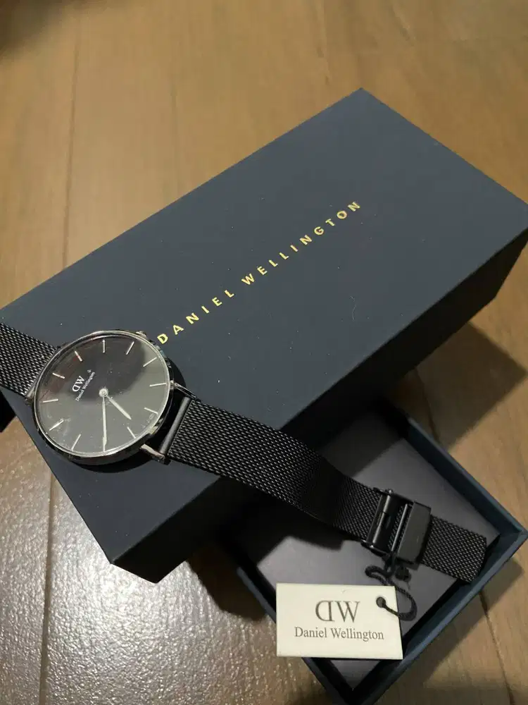 DW Classic Petite Black Ashfield Silver