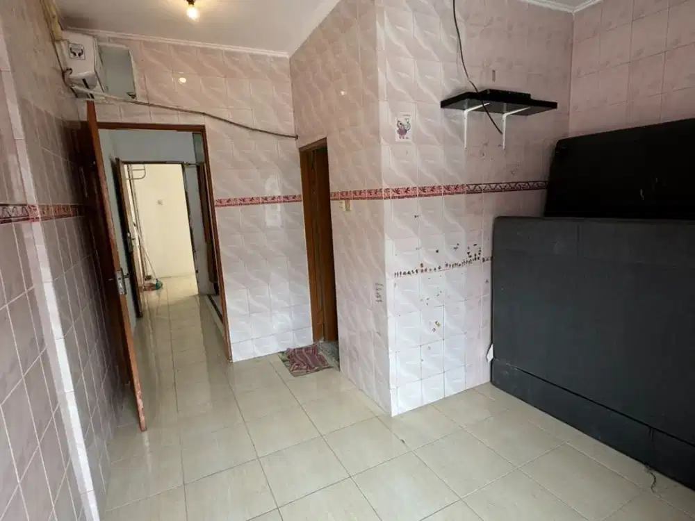 SUPER MURAH DIJUAL Rumah 2 Lantai yang Siap Huni untuk Keluarga dengan Lokasi Sangat Strategis dekat Fasilitas Umum dan Hiburan di Taman Palem Lestari