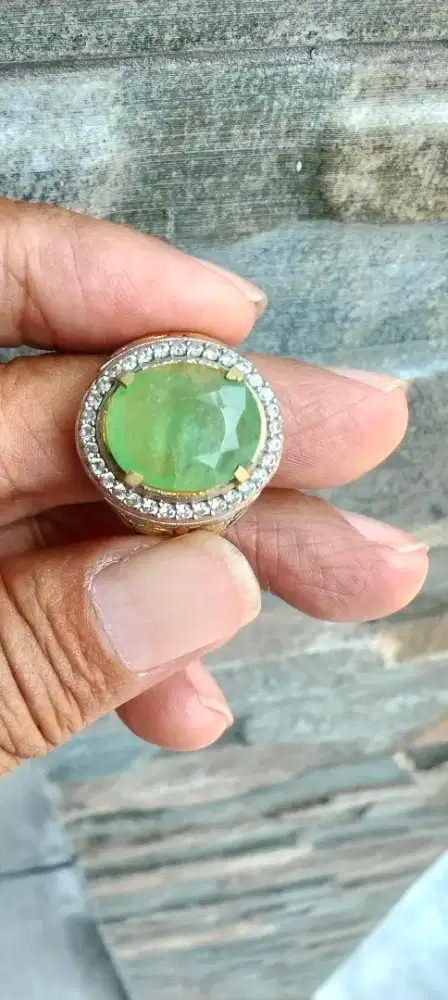 Cincin batu zamrud Zambia kristal.