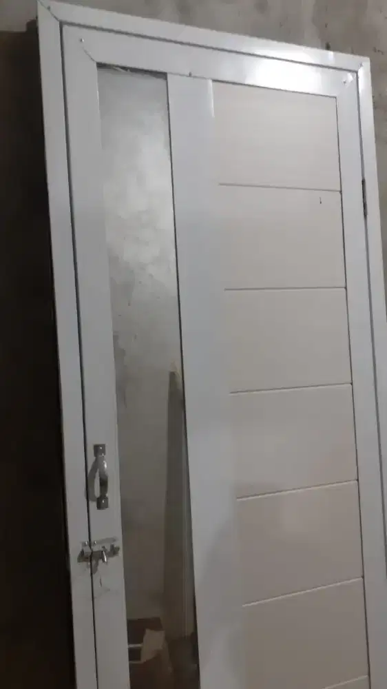 Pintu kamar mandi