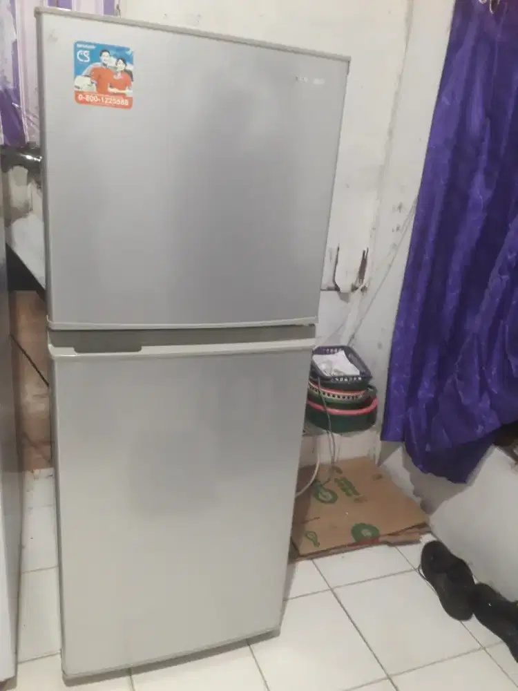 Di jual kulkas 2 pintu merk sharp normal dingin beku hrg 1,1jt