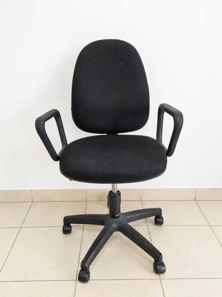 Kursi Kantor Chairman Fabric Hitam – Hydraulic, Armrest & Roda