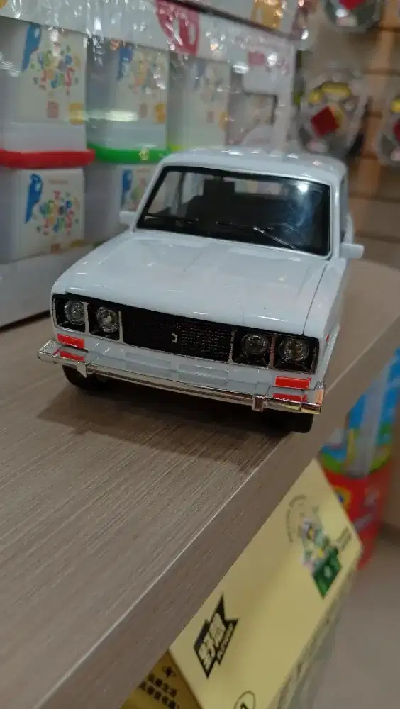 Kukiko assorted friction sedan car 1:24
