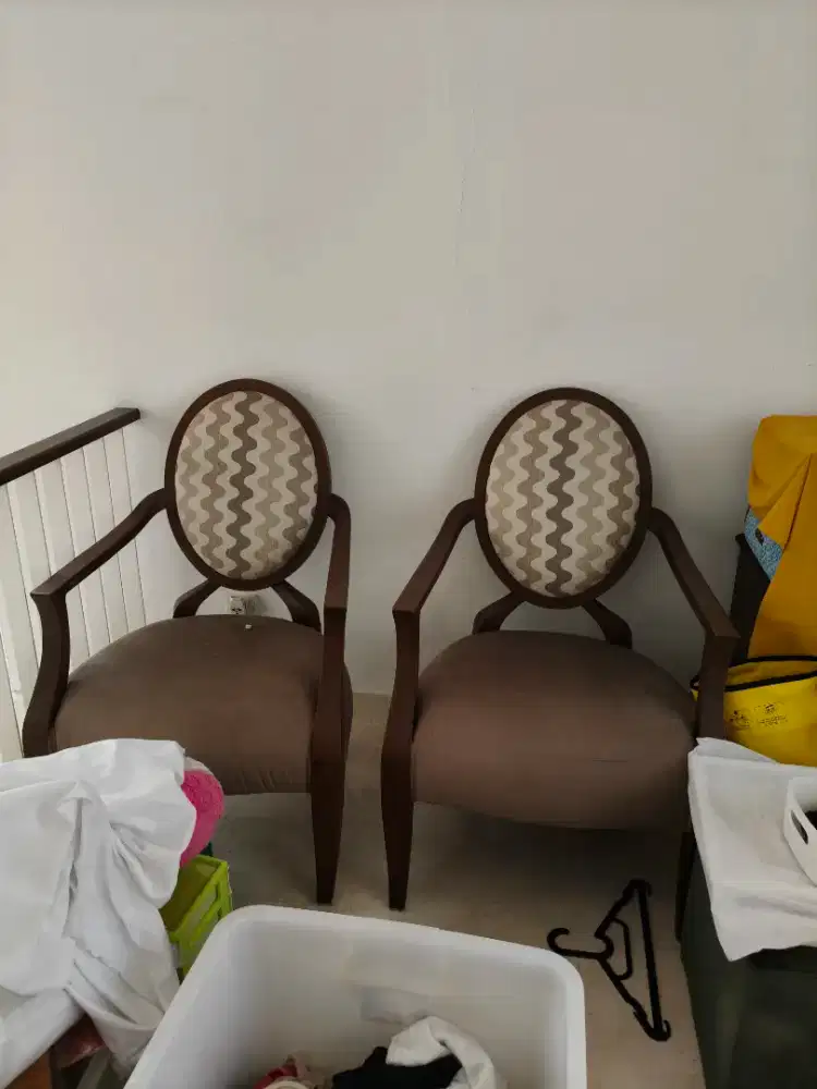 Kursi samping meja konsul