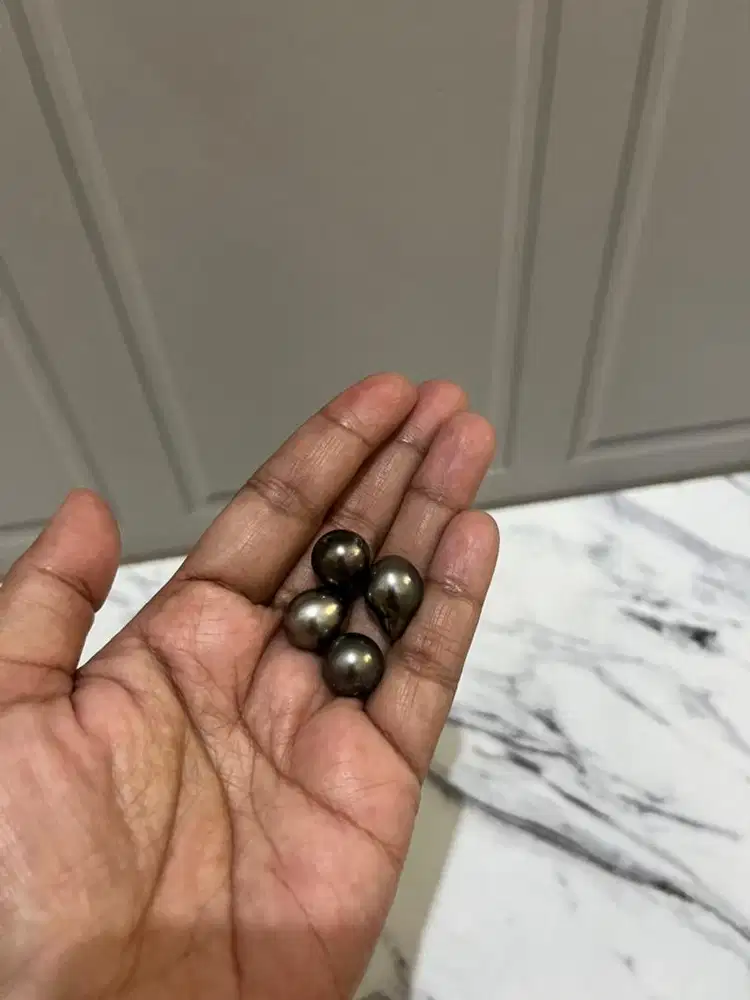 Mutiara air laut hitam