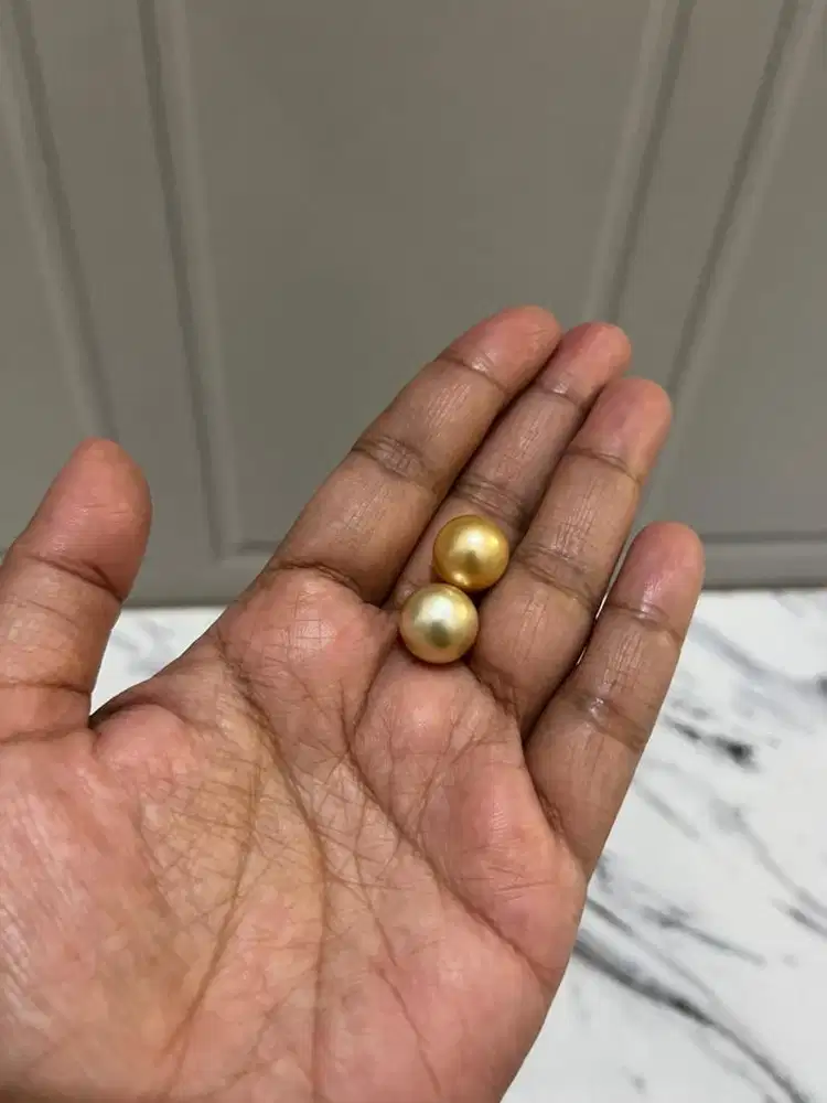 Mutiara air laut warna gold