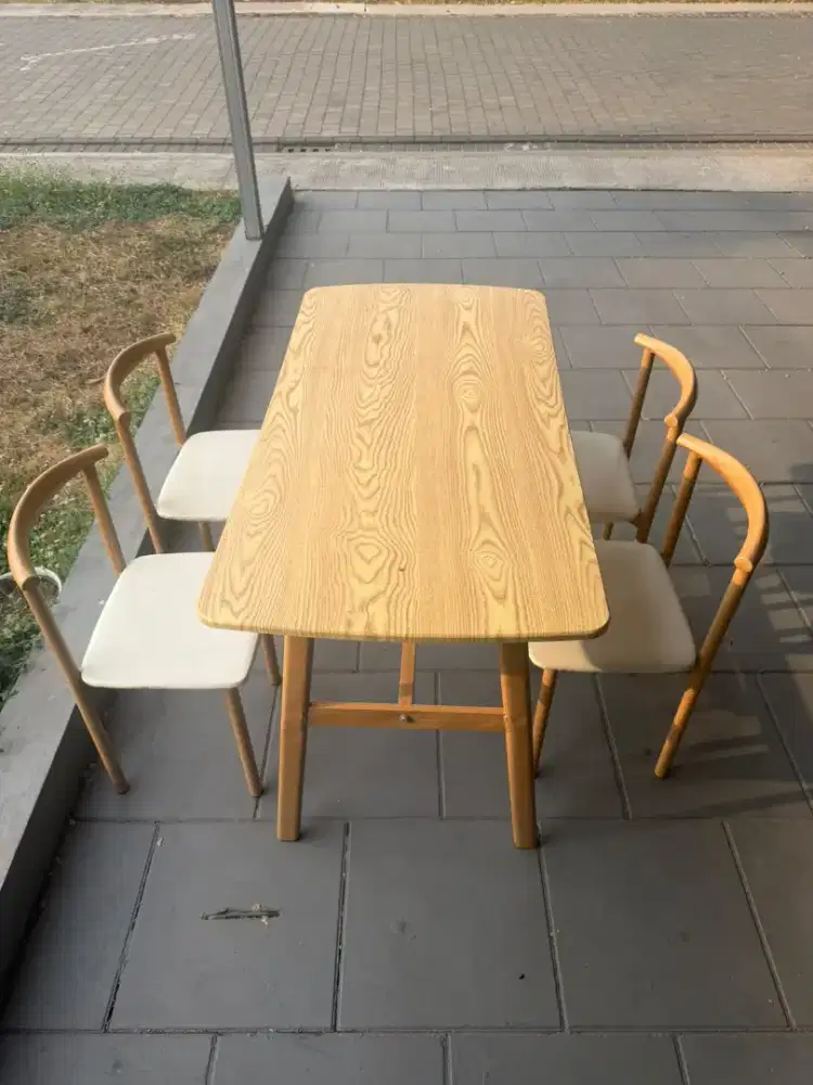 Meja makan 4 kursi