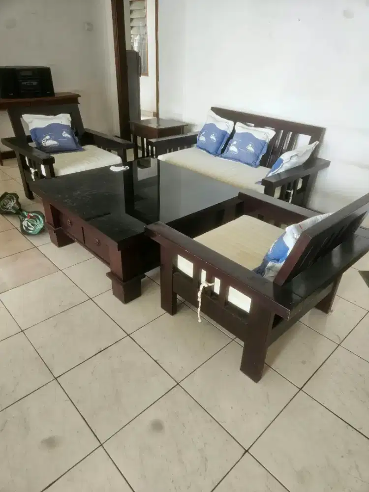 Meja Kayu dan 2+1+1 Seater