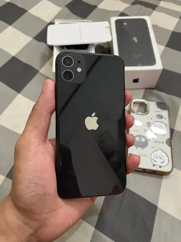 Dijual iPhone 11 64gb inter pemakaian pribadi