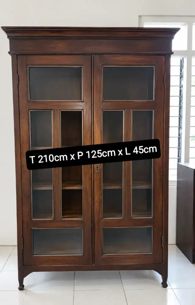 LEMARI ANTIK  BAHAN 100% JATI LAWAS. COCOK UNT PENGGEMAR BARANG KUNO.
