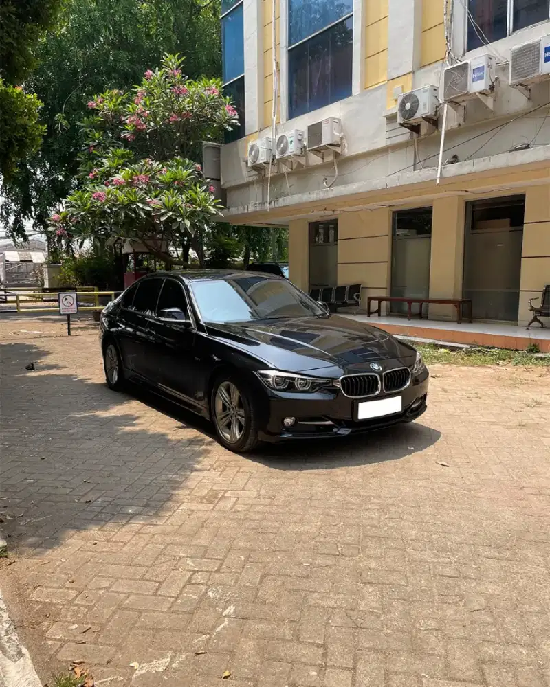 BMW F30 320i Sportline 2014 Upgrade LCI.
.