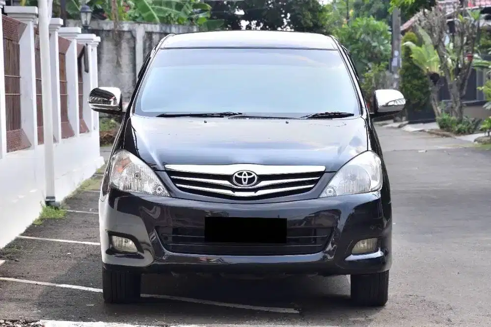 toyota kijang innova (2010)