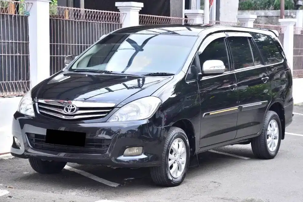 toyota kijang innova (2010)