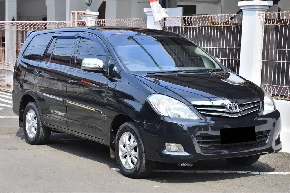 toyota kijang innova (2010)