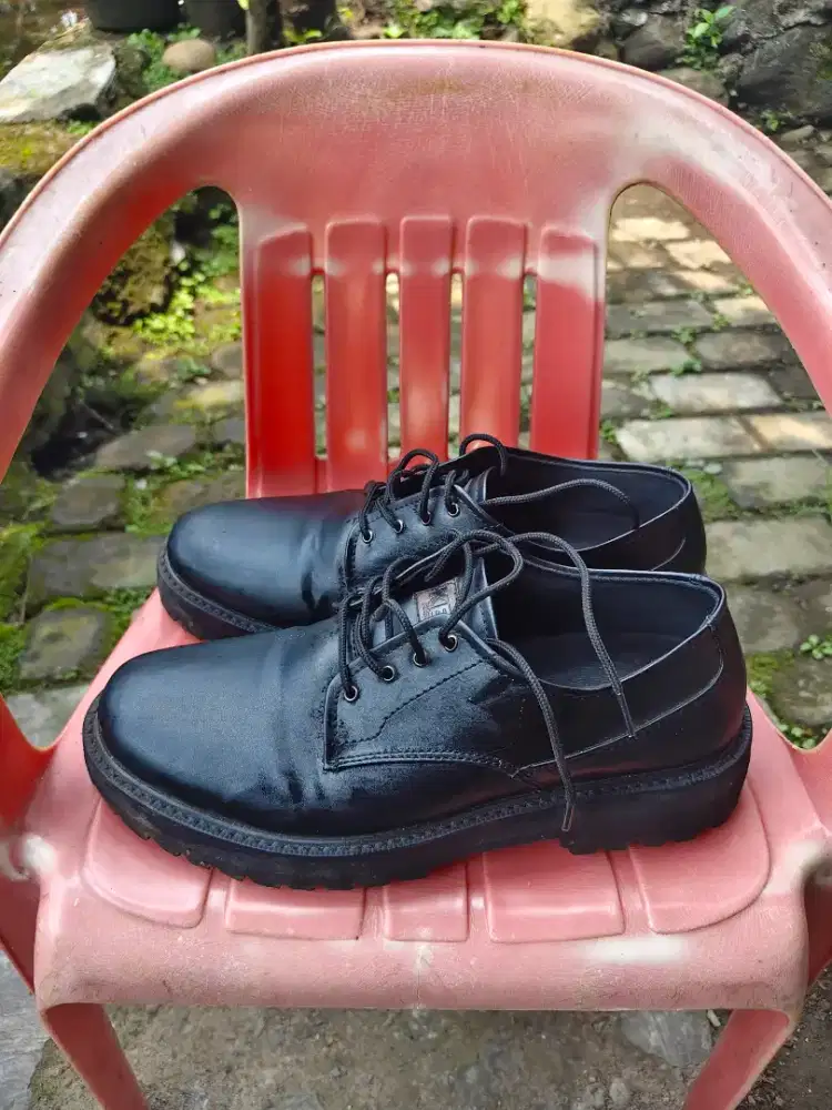 Sepatu hitam, pantopel