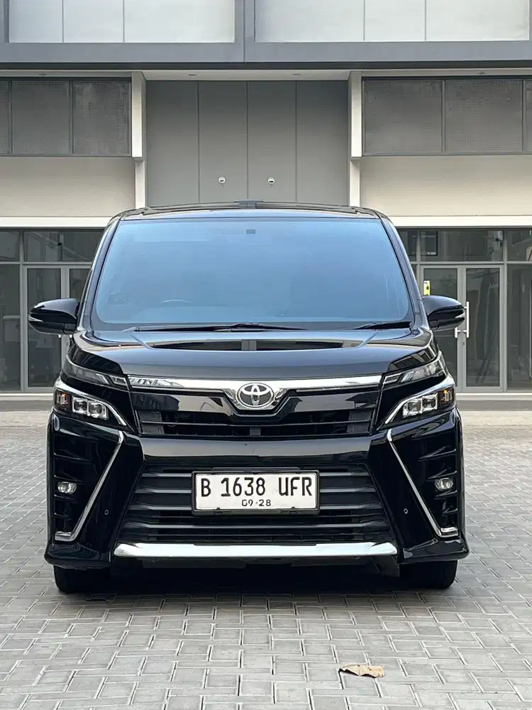 TOYOTA VOXY 2.0 AT TAHUN 2018 HITAM