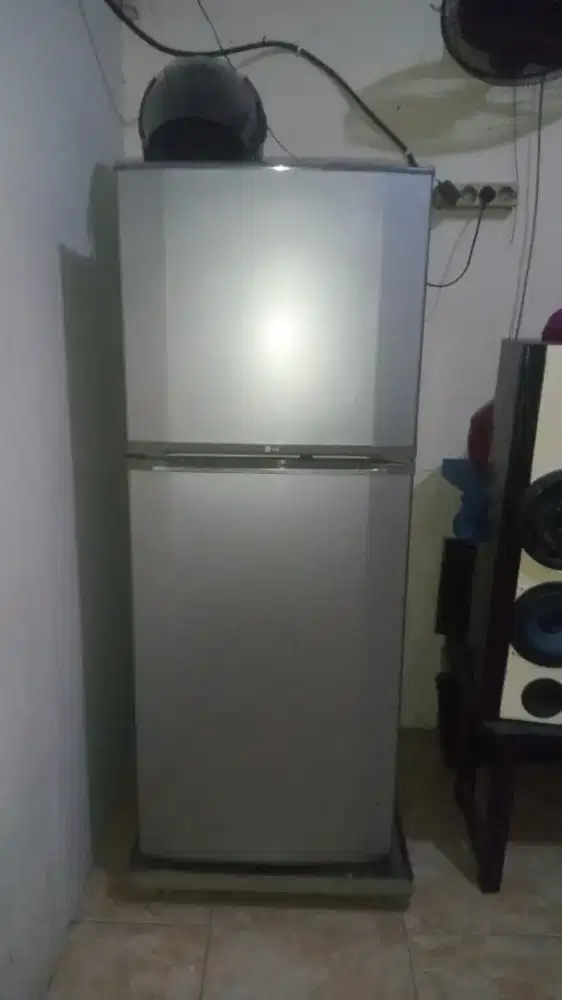 Permisi gan ane mau jual kulkas 2 pintu masih normal..ga oernh servis