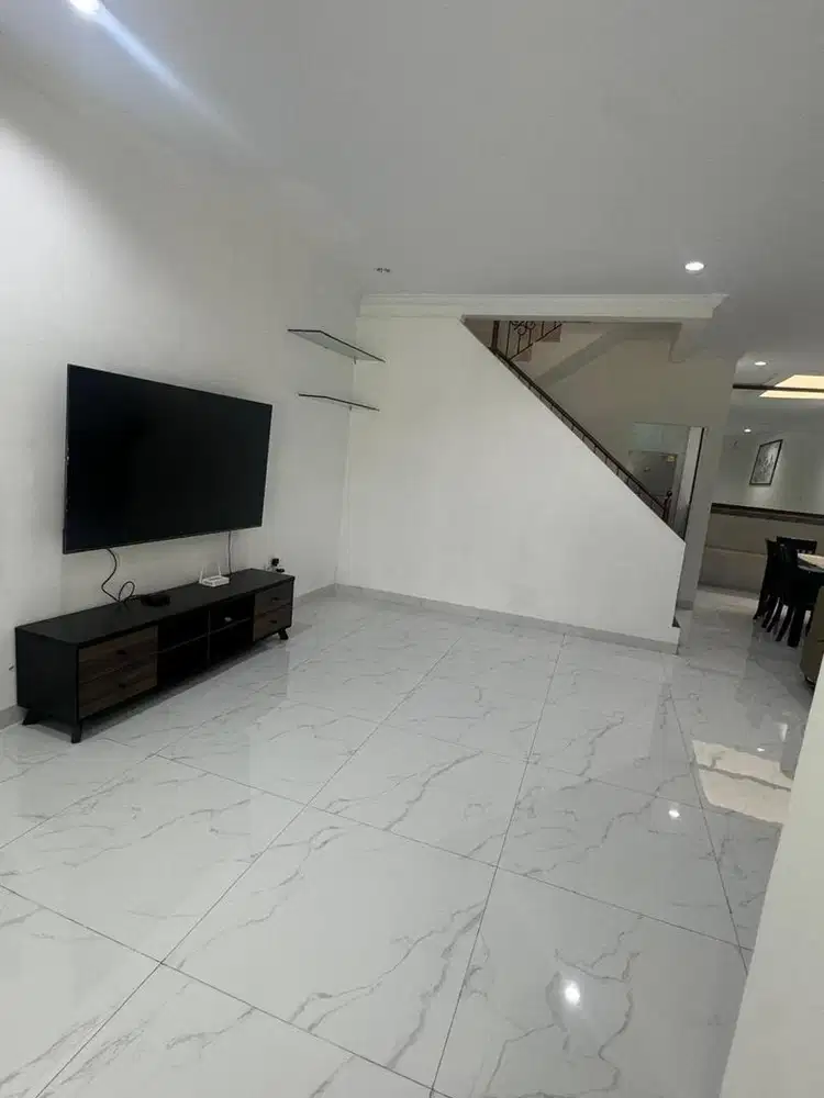 di sewakan perumahan 2 lantai full furnish