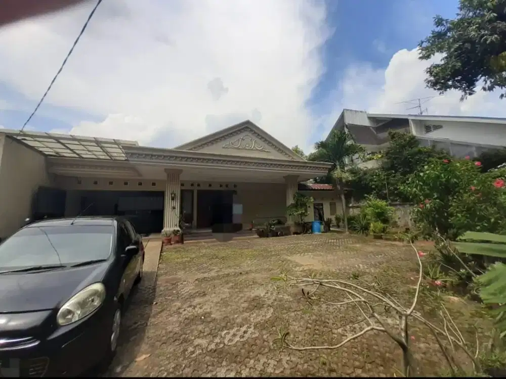 DIJUAL ATAU DISEWAKAN  Rumah  disisi jalan  Ramai. Siap huni Di  Pejaten Barat