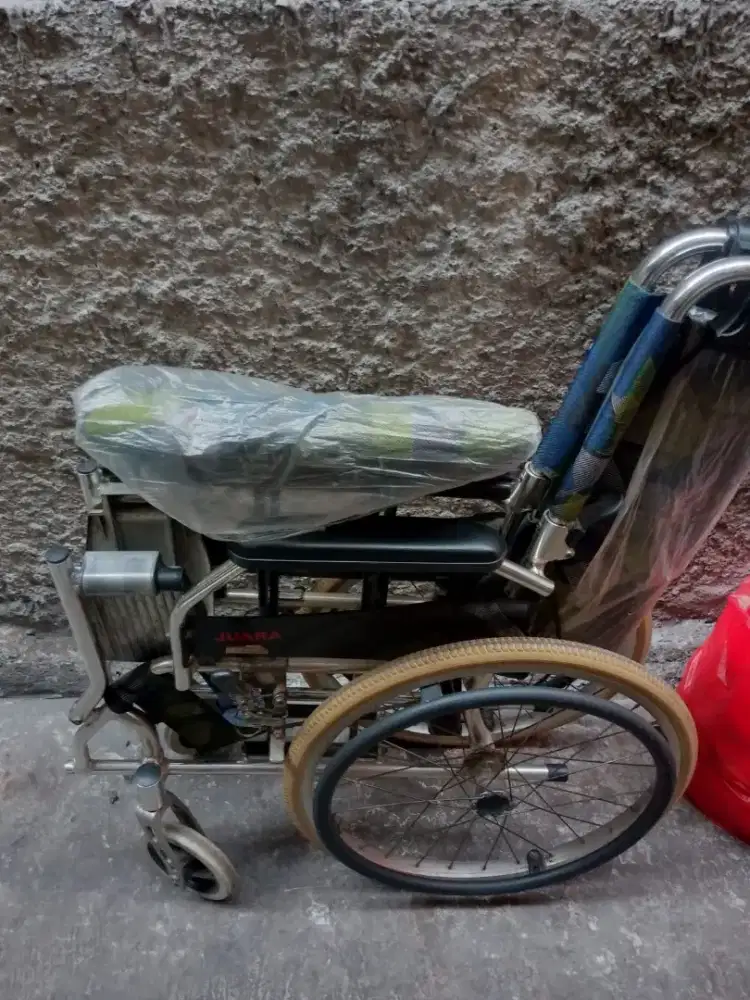 Kursi roda baru dipakai 1x, msh ada plastik ya