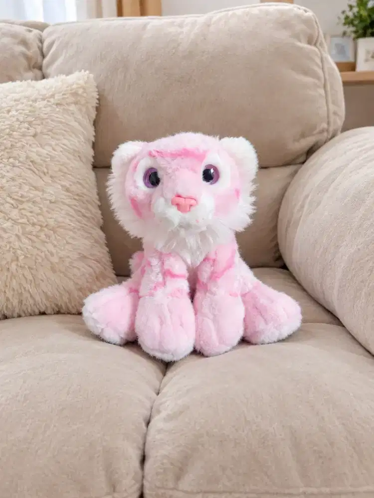 Boneka macan pink bermata ungu