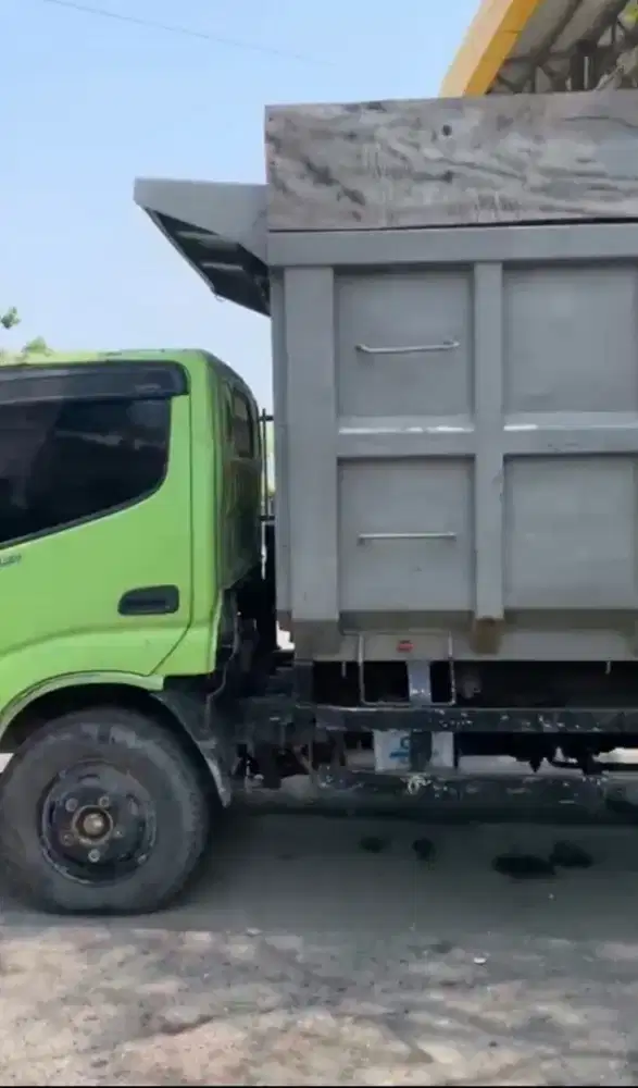 Hino Dutro 300 2013