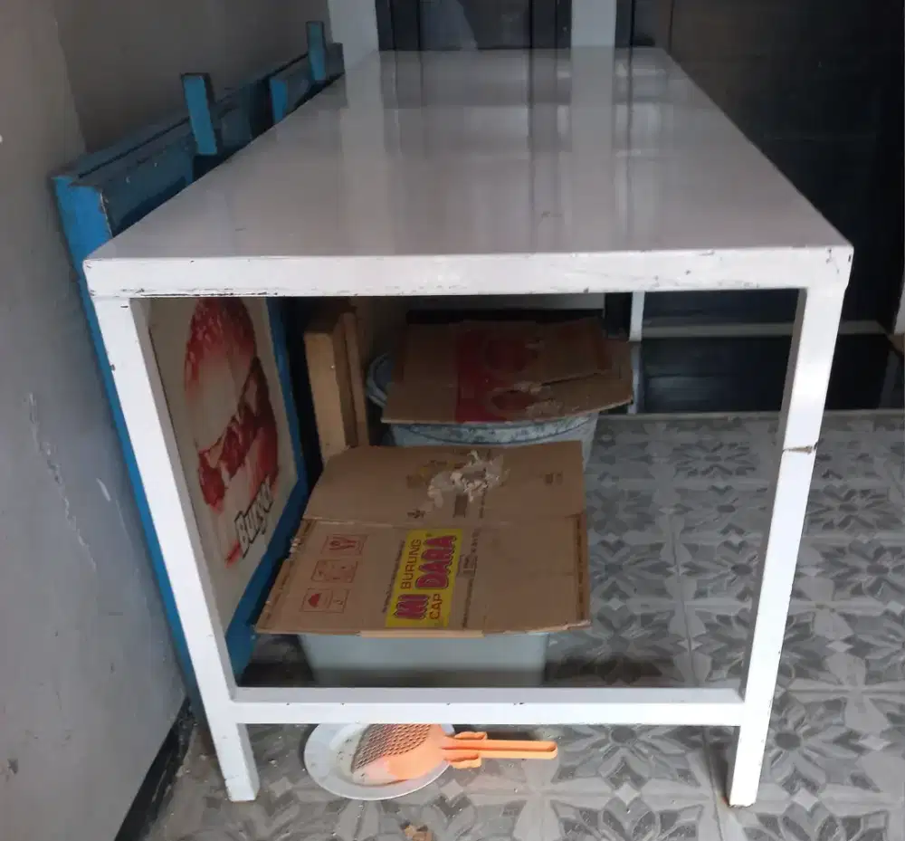 Meja untuk jualan