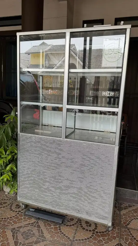 DIJUAL CEPAT Etalase aluminum kaca
