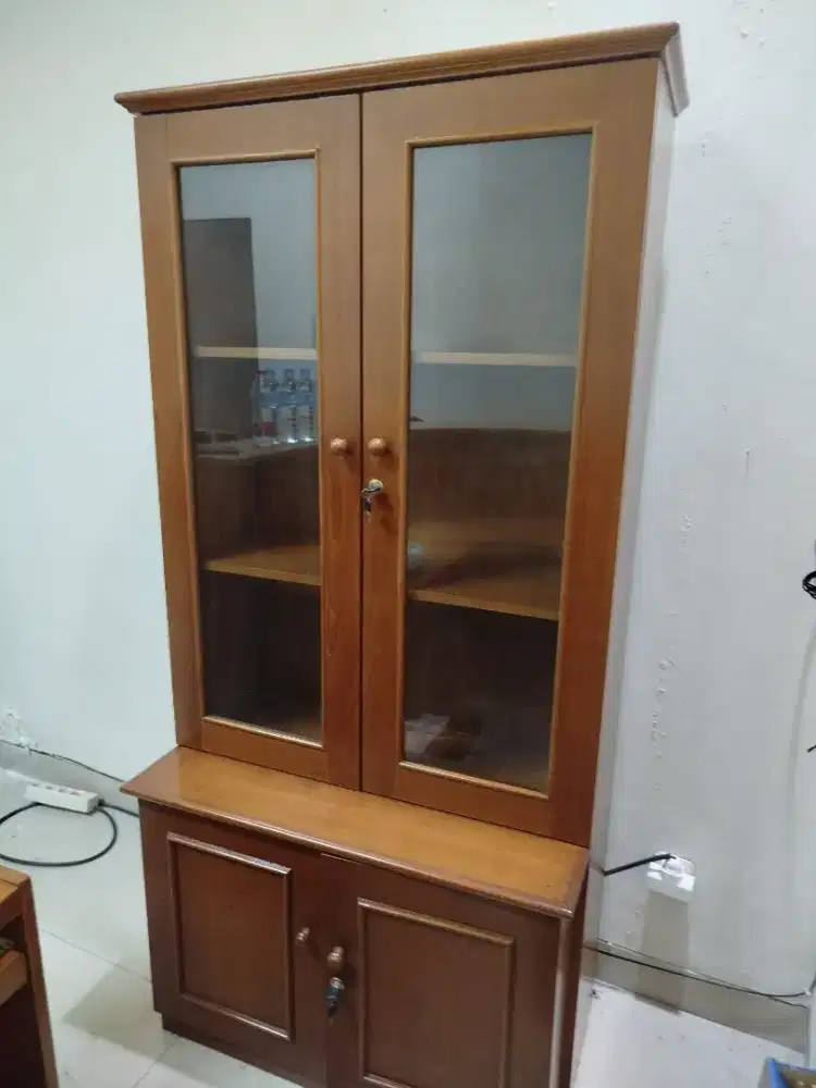 Lemari kaca kayu jati