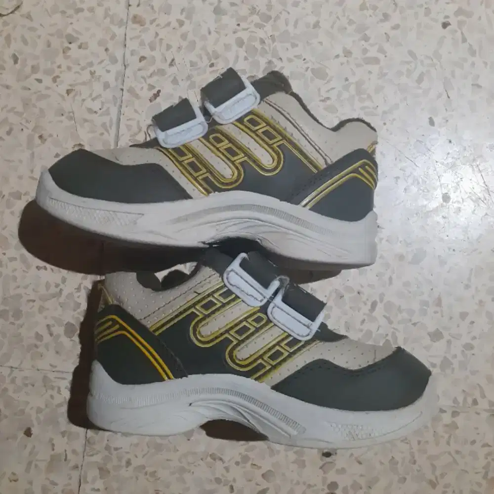 Sepatu anak kecil