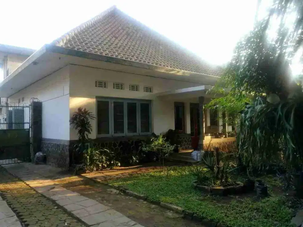 Rare Item! Hunian Klasik Kolonial di Sayap Cipaganti – Tanah Luas & Sangat Asri