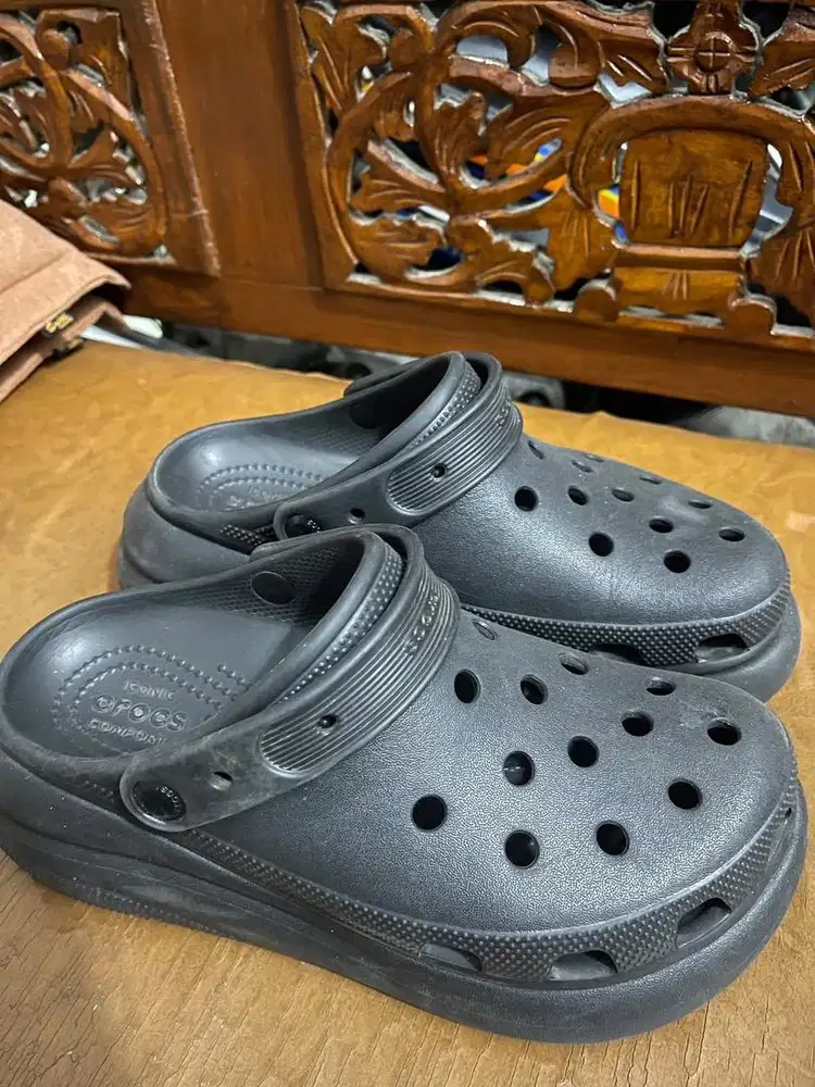 Crocs hitam bekas
