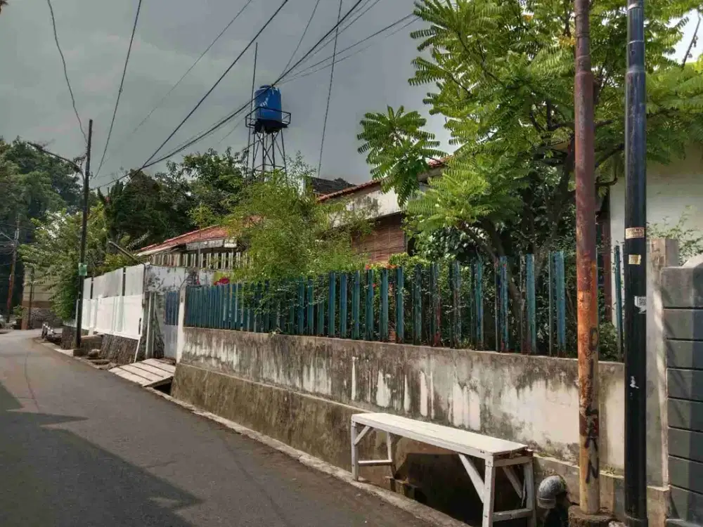 Tanah Dijual bonus bangunan rumah lama di Jl H Muhi pondok pinang jakarta selatan