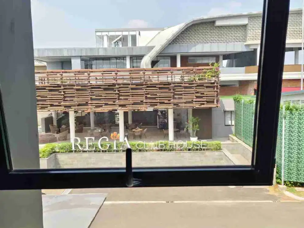 Turun Harga Rp400 Juta! Rumah Depan Clubhouse Regia Crown Gading, LT 104 m²