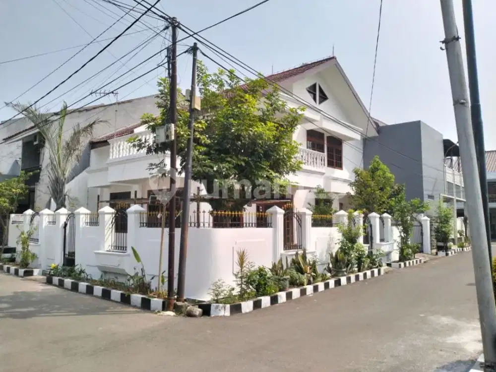 Rumah Hook Mewah & Strategis di Taman Buaran Indah
