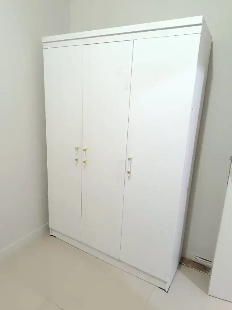 Dijual cepat lemari 3 pintu