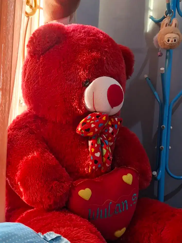 Boneka besar sudah lama dikamar ingin dijual