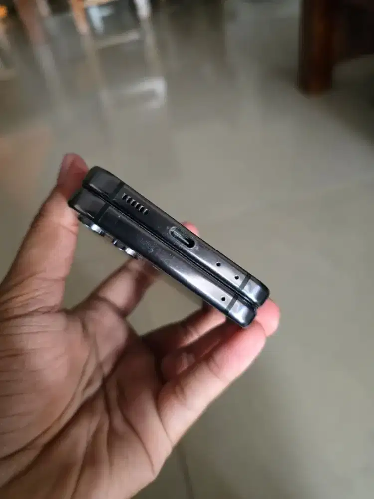 Samsung Z Flip 5 • 8/256