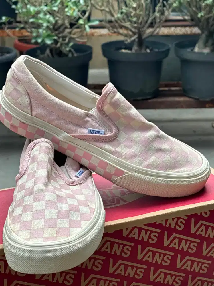 Vans slip on nextor checkerboard pink n white