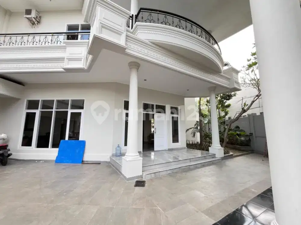 Rumah Disewakan di Cilandak Jakarta Selatan - Lokasi Strategis, Kolam Renang, dan Garasi 4 Mobil