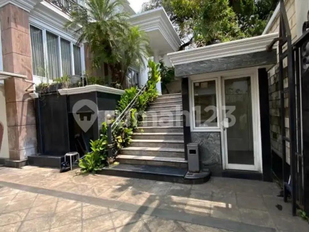 Rumah Mewah Klasik di Simprug Garden Full Furnished