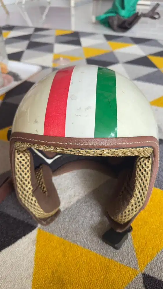 helm kondisi kaya di foto