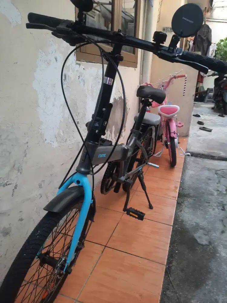 Sepeda lipat kondisi mulus,warna spesial edisi.