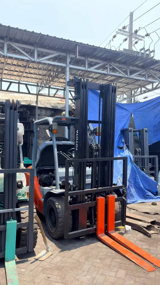 FORKLIFT TOYOTA 3 TON MAST TRILIFT KONDISI SIAP KERJA