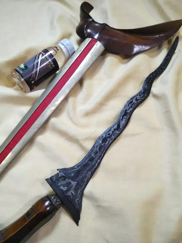 Keris Carubuk Sepuh Luk 7 Tangguh Pajajaran Warangka Ladrang Solo