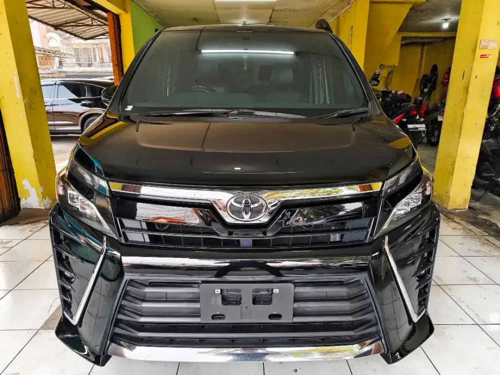 TOYOTA VOXY 2.0 AT SUNROOF PANORAMIC AT 2021 MATIC LIKE NEW